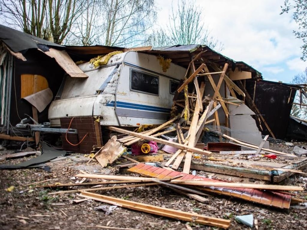 Die zum Teil abgerissene Parzelle des mutmaßlichen Täters. Foto: Guido Kirchner