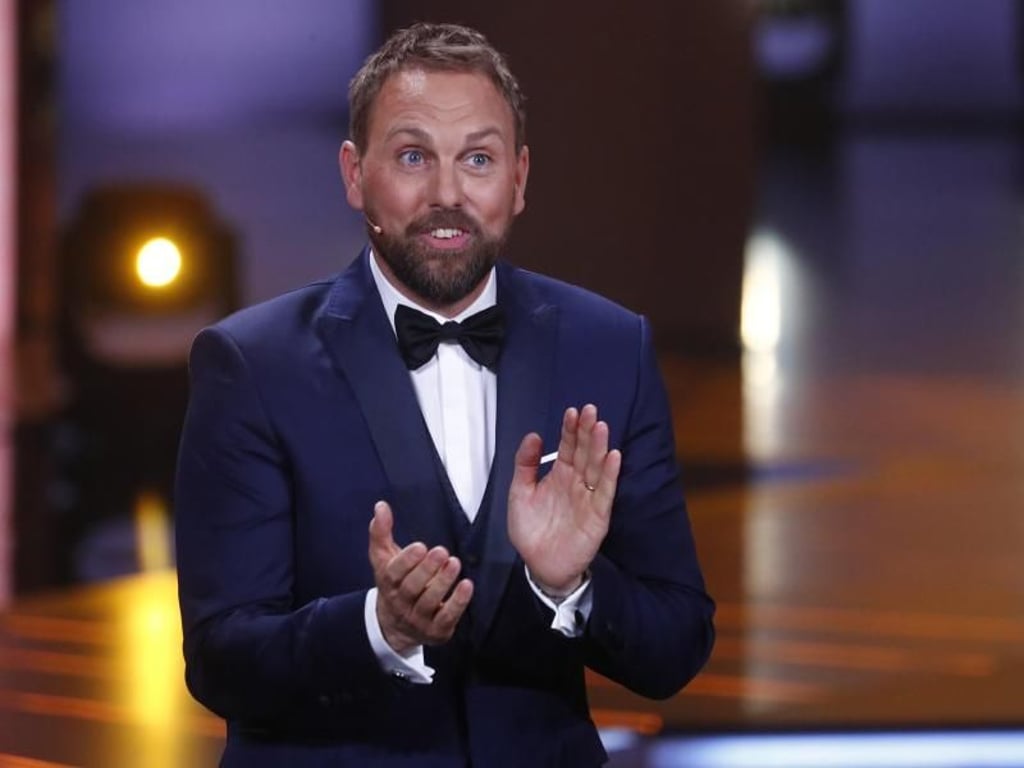 Steven Gätjen führte durch den Abend. Foto: Hannibal Hanschke/Reuters
