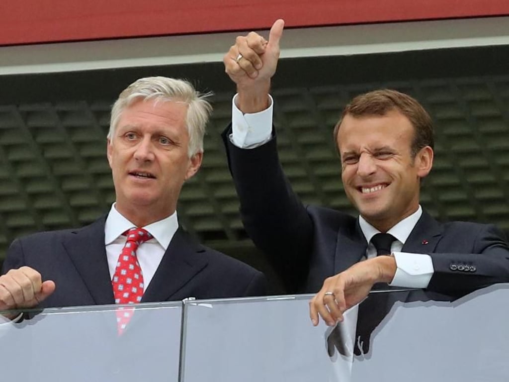 Philippe von Belgien (l) und der französische Staatspräsident Emmanuel Macron unterstützen ihre Teams vor Ort. Foto: Bruno Fahy/BELGA