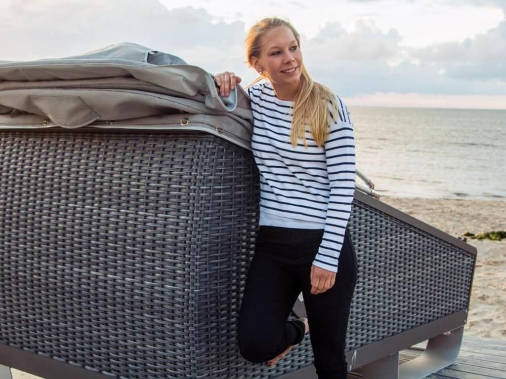 Auch auf Föhr gibt es Schlafstrandkörbe - ein bisschen Sand muss man darin allerdings tolerieren. Foto: Föhr Tourismus GmbH/dpa-tmn