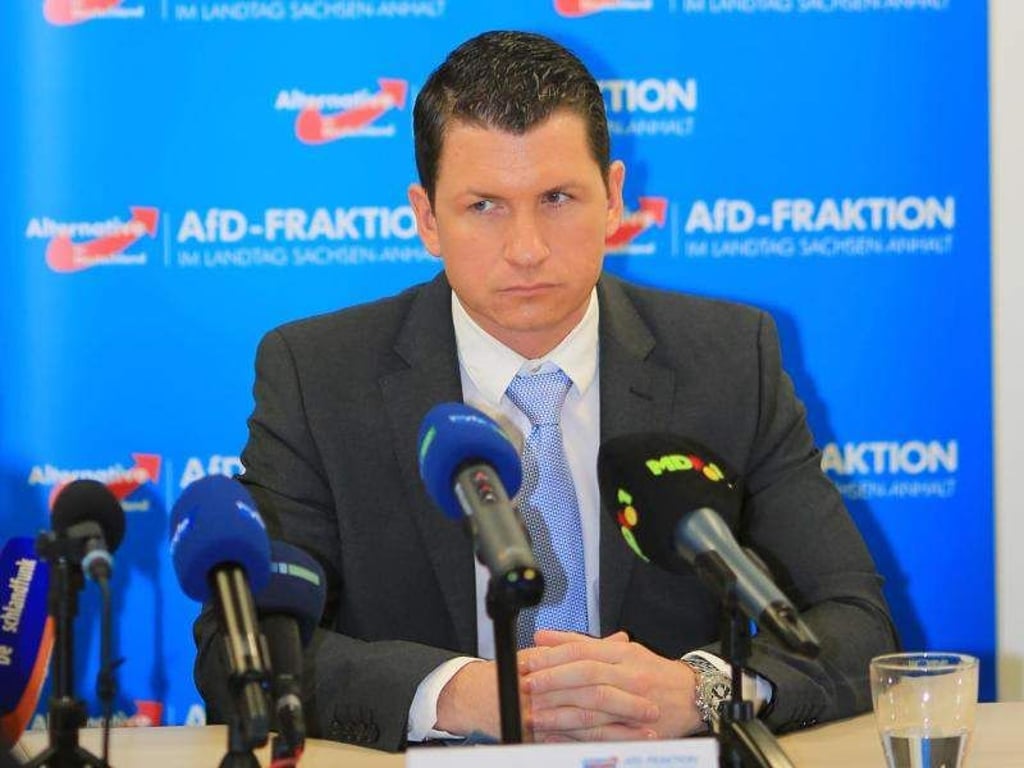 Matthias Büttner sitzt während einer Pressekonferenz im Landtag in Magdeburg. Foto: Peter Gercke