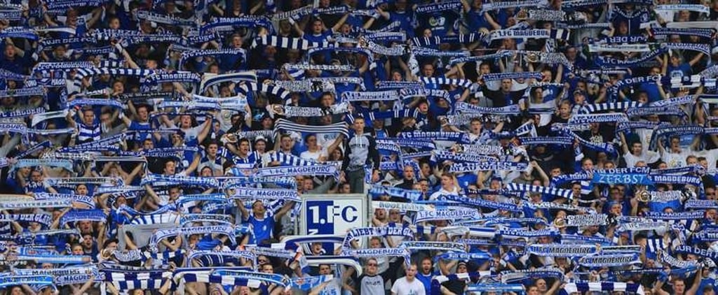 Fußball DFB-Pokal 1. Runde: 1. FC Magdeburg - FC Augsburg am 17.08.2014 in der MDCC-Arena in Magdeburg (Sachsen-Anhalt). Anhänger vom 1. FC Magdeburg feiern auf der Tribüne. Foto: Jens Wolf/dpa (Wichtiger Hinweis! Der DFB untersagt die Verwendung von Sequenzbildern im Internet und in Online-Medien während des Spiels (einschließlich Halbzeit). Sperrfrist! Der DFB erlaubt die Publikation und Weiterverwertung der Bilder auf mobilfunkfähigen Endgeräten (insbesondere MMS) und über DVB-H und DMB erst nach Spielende.) +++(c) dpa - Bildfunk+++