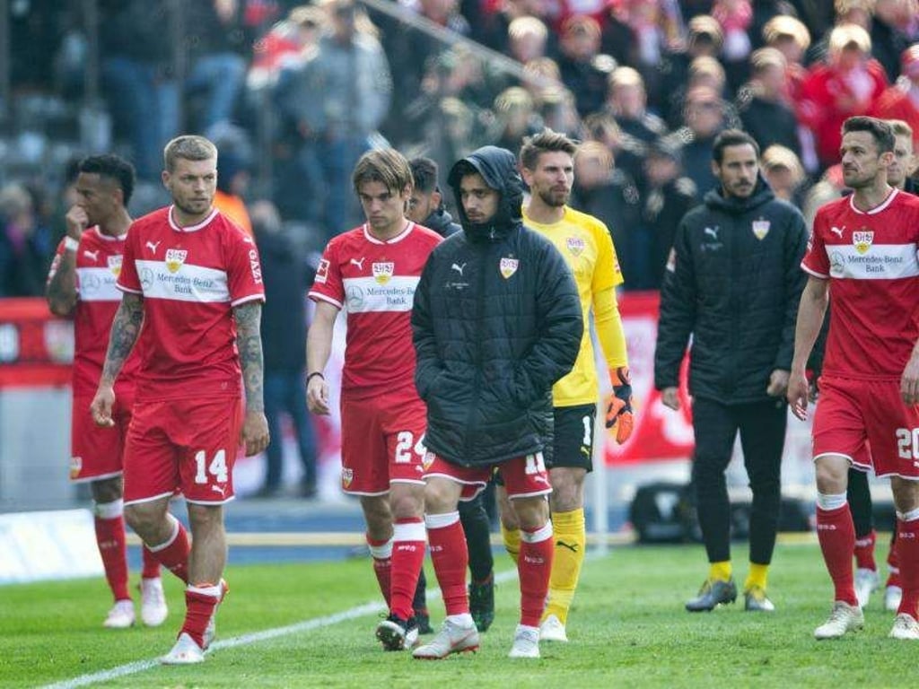 Nach der Niederlage bei Hertha BSC schleichen die VfB-Profis enttäuscht vom Platz. Foto: Soeren Stache