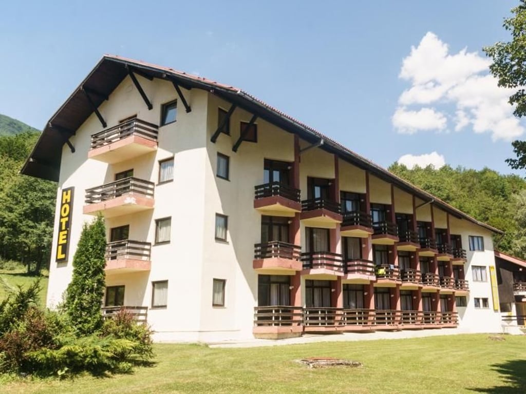 Das Hotel «Mladost» ist die beste Unterkunft im Sutjeska-Nationalpark - und hat eher verschlafenen Charme. Foto: Philipp Laage