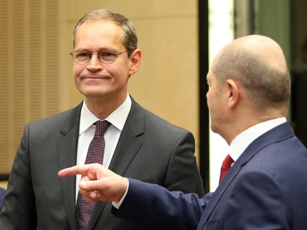 Michael Müller ist mit dem Ersten Bürgermeister Hamburgs, Olaf Scholz, im Gespräch. Foto: Wolfgang Kumm