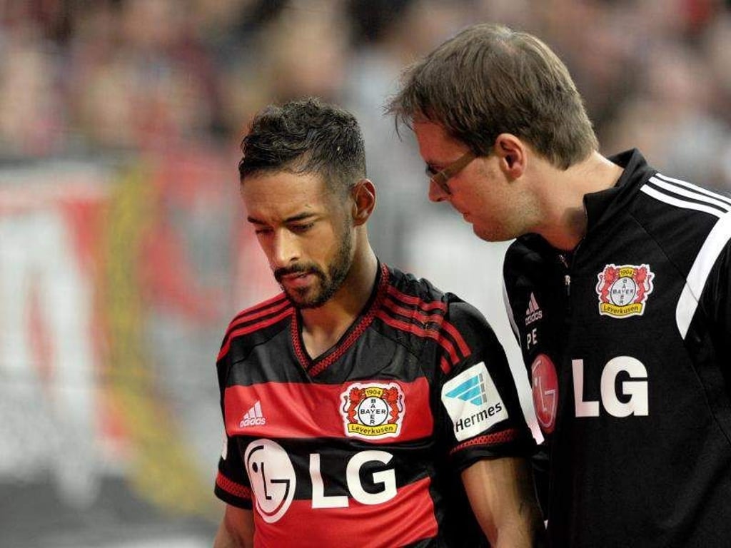 Leverkusens Karim Bellarabi (l) musste gegen Augsburg verletzt den Platz verlassen. Foto: Caroline Seidel