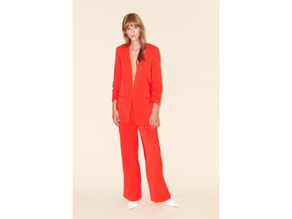 In der Ton-in-Ton-Kombination fällt die Trendfarbe Koralle erst richtig auf -
das Label mbyM setzt zum Beispiel darauf (Blazer ca. 90 Euro, Hose ca. 100 Euro). Foto: mbyM