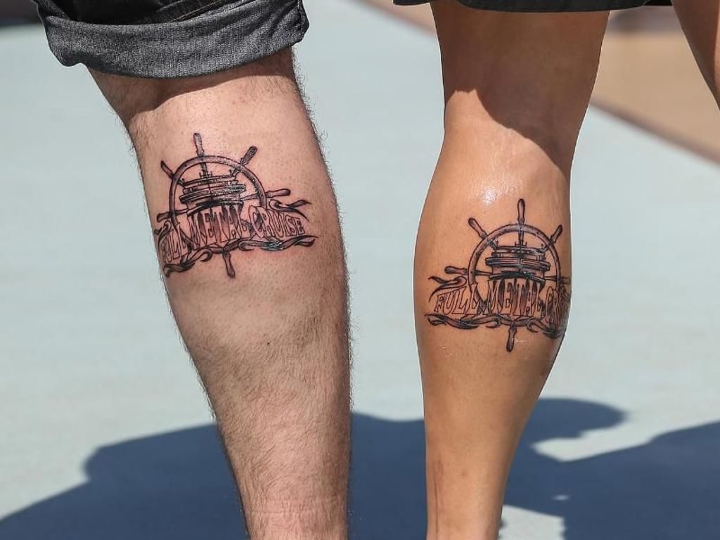 So sehen echte Fans aus: Diese Kreuzfahrtpassagiere haben sich das Logo der Full Metal Cruise auf die Wade tätowieren lassen. Foto: TUI Cruises