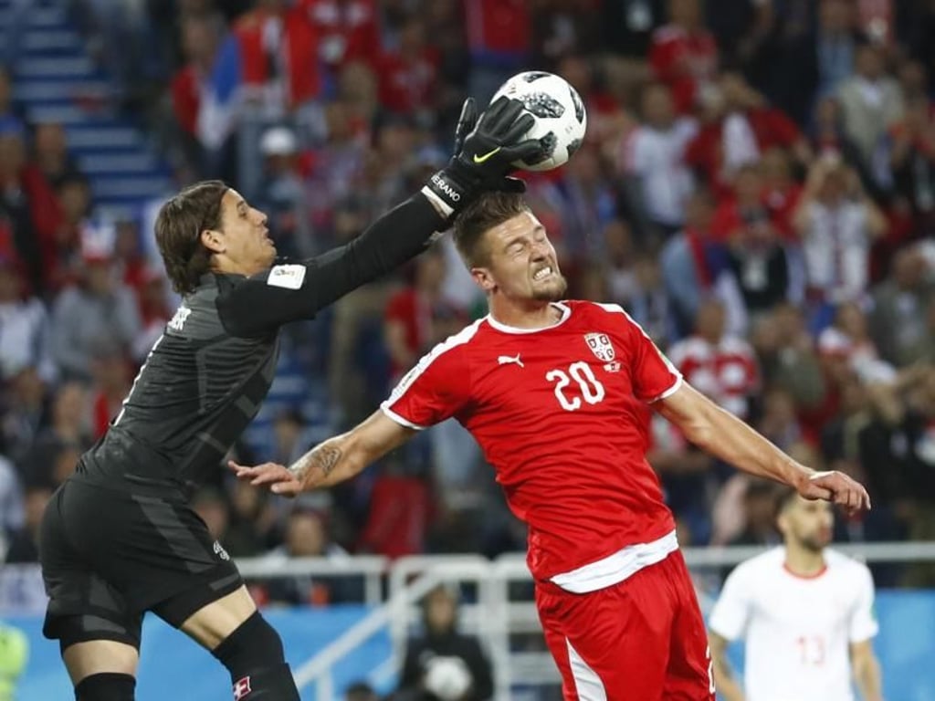 Der Schweizer Torwart Yann Sommer (l) fängt den Ball vor Serbiens Sergej Milinkovic-Savic. Foto: Matthias Schrader/AP
