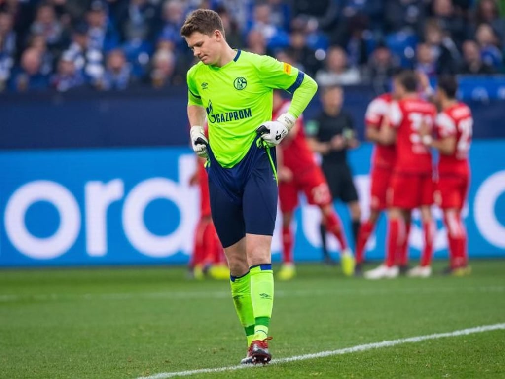 Während die Düsseldorfer den Führungstreffer feiern, hadert Schalkes Torwart Alexander Nübel sichtlich mit dem Gegentor. Foto: G. Kirchner