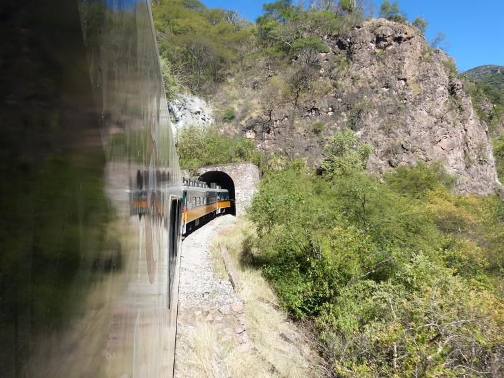 Blick aus dem Fenster des El Chepe: Die Zugstrecke führt über Brücken und durch Tunnel. Foto: Florian Sanktjohanser