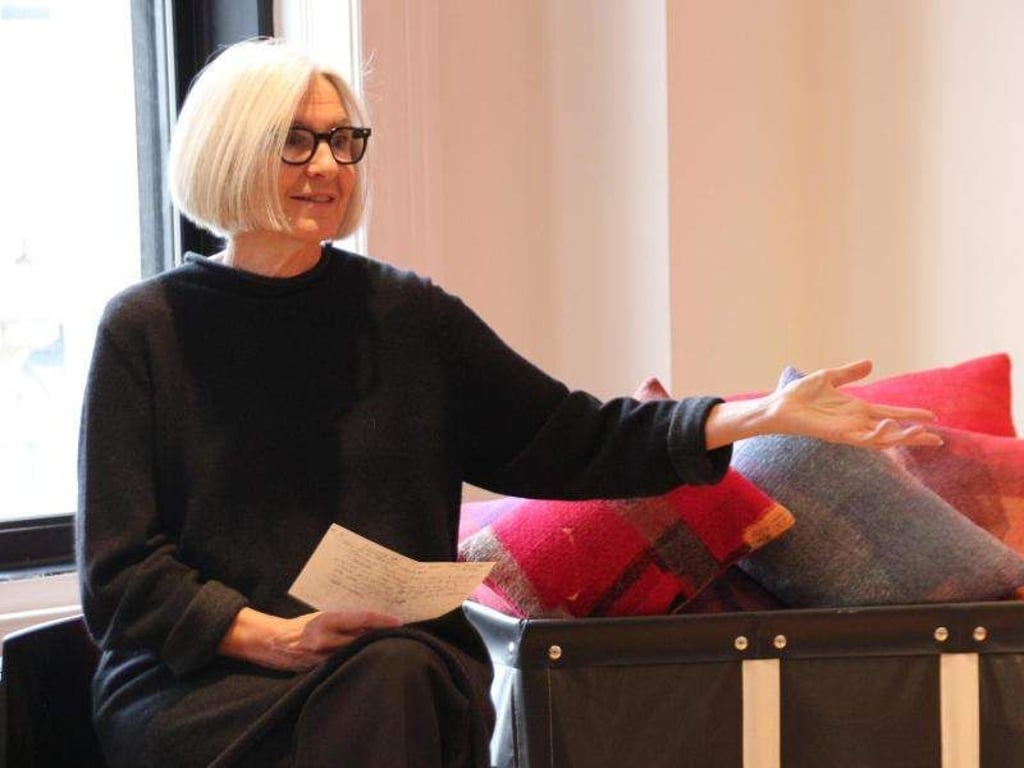Designerin Eileen Fisher zeigt, was aus der wiederverwerteten Kleidung gemacht wird. Foto: Christina Horsten