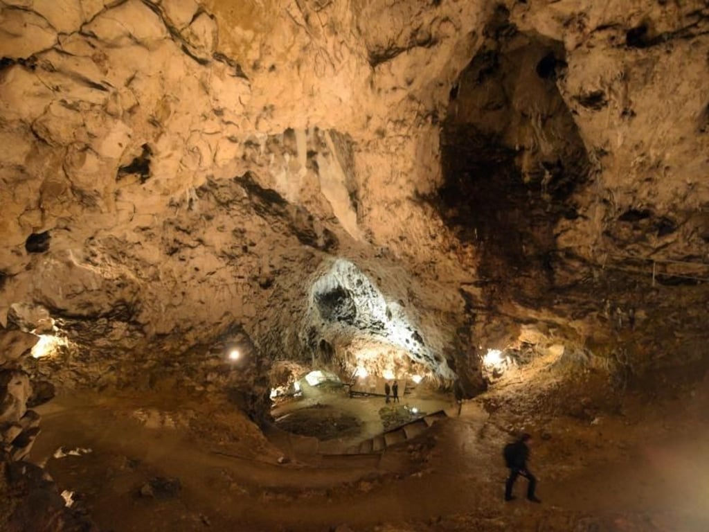 Die Höhle «Hohle Fels»: Bei archäologischen Grabungen wurden an der schwäbischen Alb die ersten Spuren von Kunst und Musik der Menschheit gefunden. Foto: Stefan Puchner