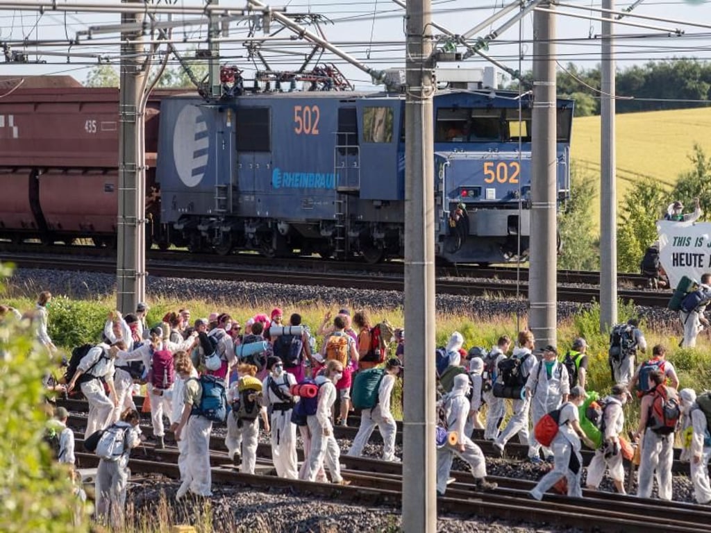 Die Protestbewegung «Ende Gelände» hatte Aktionen am oder im Tageabbaugebiet angekündigt. Foto: Christoph Reichwein