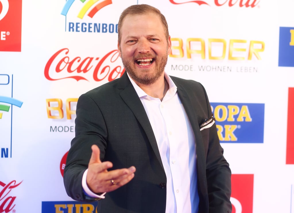 Comedian Mario Barth geht am 07.04.2017 im Europa-Park in Rust (Baden-Württemberg) zur Verleihung des Radio Regenbogen Awards über den roten Teppich. Foto: Christoph Schmidt/dpa ++ +++ dpa-Bildfunk +++