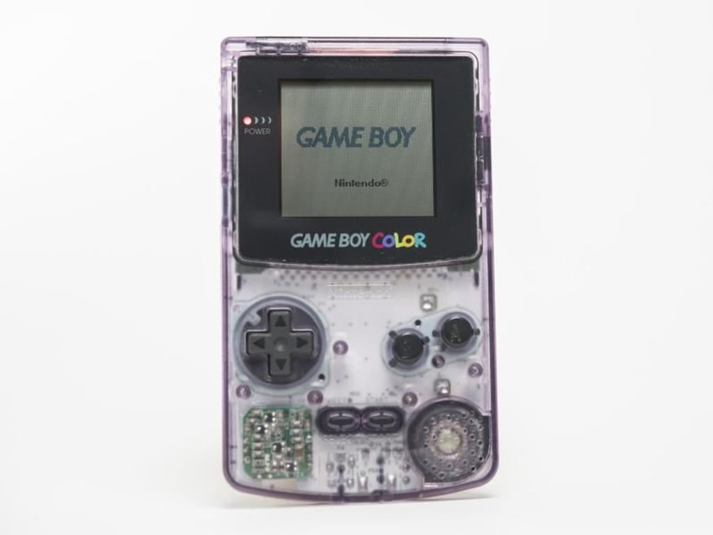 Zeigt, was drin steckt: Dieser Game Boy Color hat eine transparente Hülle. Foto: Robert Günther