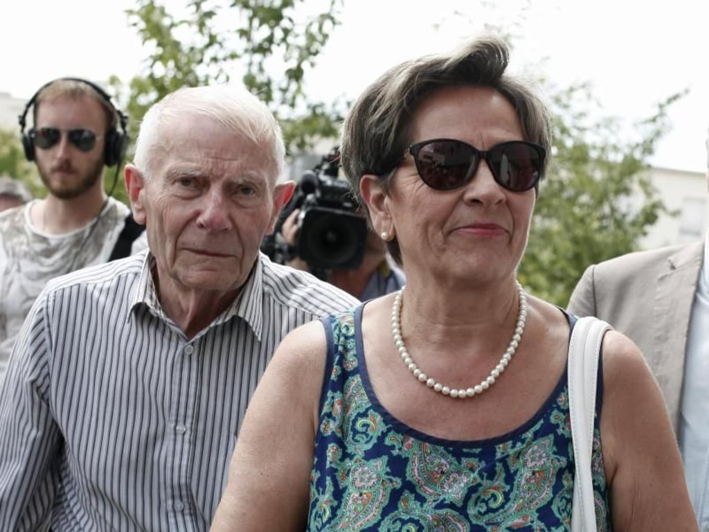 Viviane und Pierre Lambert, die Eltern des Wachkomapatienten, auf dem Weg ins Sebastopol-Krankenhaus. Foto: Thibault Camus/AP