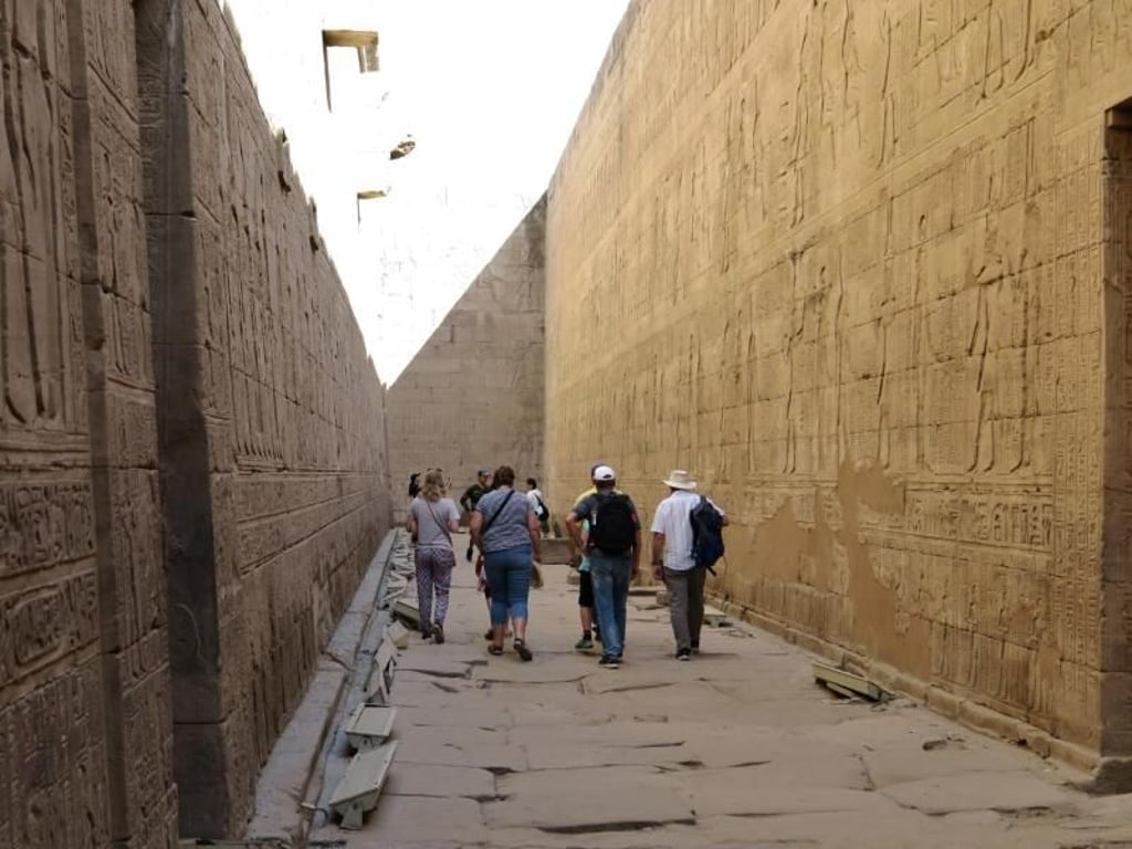 Die Gänge der Tempelanlage in Edfu sind komplett mit gut erhaltenen Reliefs versehen, die viel vom Glauben und Alltag der alten Ägypter erzählen. Foto: Simone A. Mayer/dpa-tmn