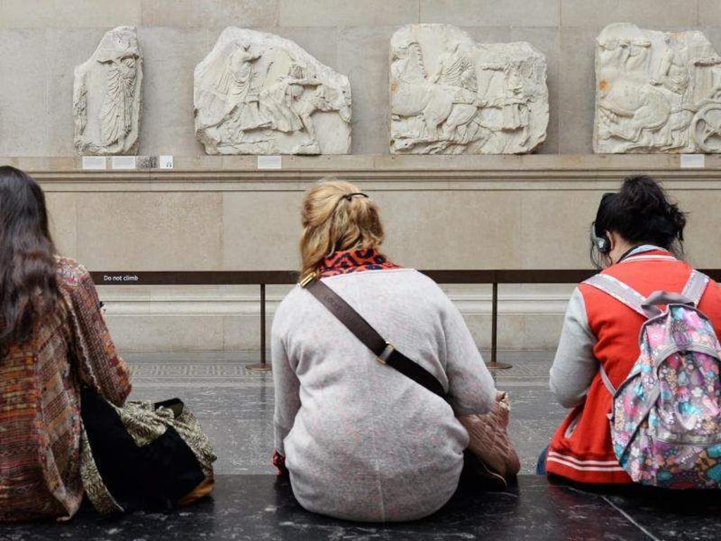 Besucher des British Museum in London sitzen vor Parthenon-Friesteilen. Athen fordert sie seit 1982 zurück. Foto: Facundo Arrizabalaga/EPA
