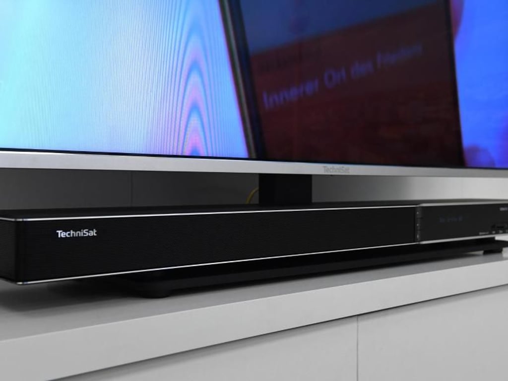 Die Soundbar Sonata 1 von Technisat hat einen UHD-TV-Emfpänger eingebaut und kann so alle Fernseher um besseren Klang oder ein anderes Bedienkonzept erweitern. Foto: Franziska Gabbert