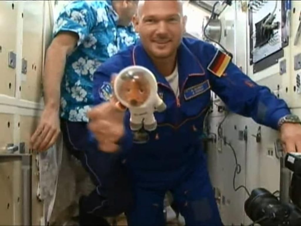 Die Luke zwischen der Kapsel «Sojus MS-09» und der Raumstation ISS öffnet sich, der deutsche Astronaut Alexander Gerst schwebt in die Internationale Raumstation (ISS). Foto: /European Space Agency/dpa