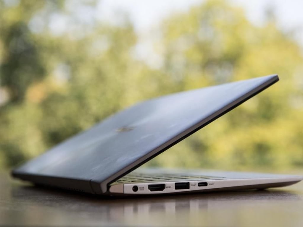 Asus bietet seine Zenbook-Reihe in drei verschiedenen Größen und mit Blau oder Silber eloxierten Metalloberflächen an, hier die 13-Zoll-Variante. Foto: Franziska Gabbert