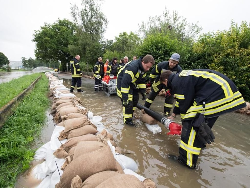 Einsatzkräfte der Feuerwehr arbeiten in Hildesheim. Foto: Swen Pförtner