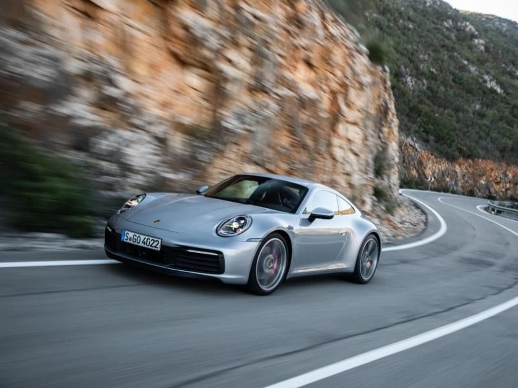 Er erreicht ein Spitzentempo von 306 km/h - schneller war ein Carrera S noch nie. Dank der breiteren Spur meistert er auch zügig kurvige Strecken. Foto: Porsche
