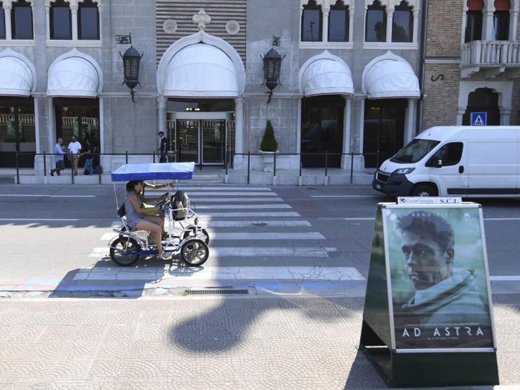 Werbung für Brad Pitts Science-Fiction-Thriller «Ad Astra» vor dem Hotel «Excelsior». Foto: Arthur Mola/Invision/AP