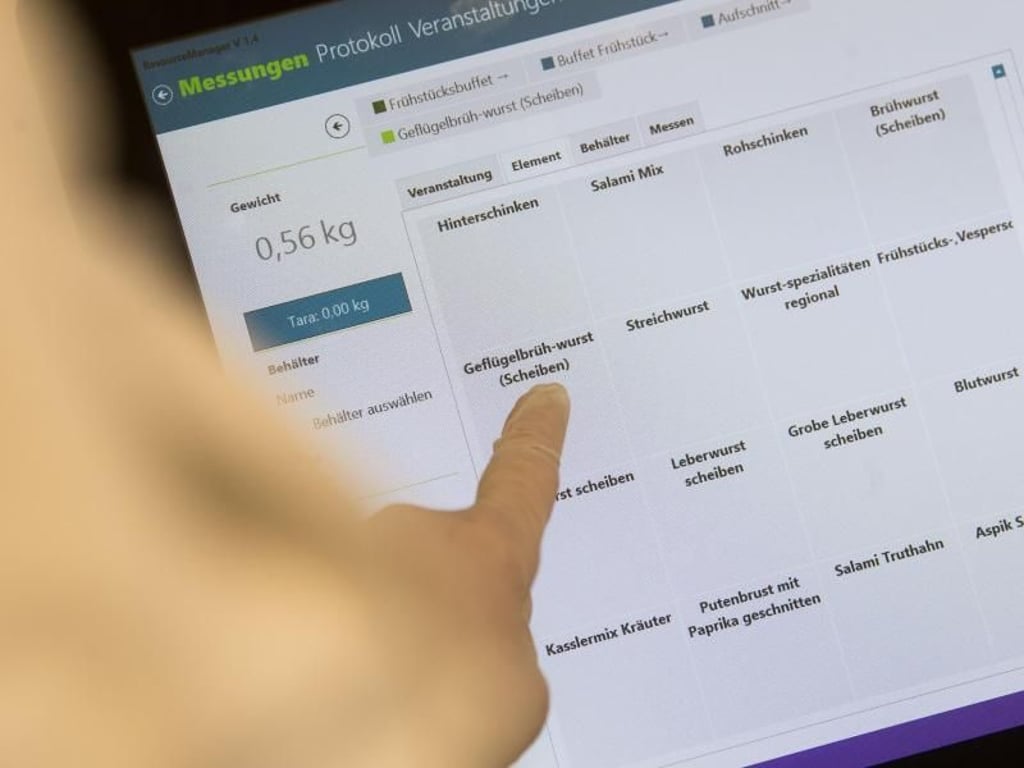 Ein Touchscreen-Monitor, der mit einer Waage verbunden ist, hilft bei der Erfassung der Essensreste. Foto: Marijan Murat
