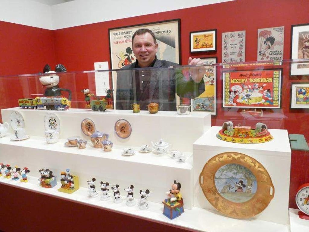 Disney-Zeichner und Kurator Andreas Deja in der Ausstellung. Foto: Barbara Munker