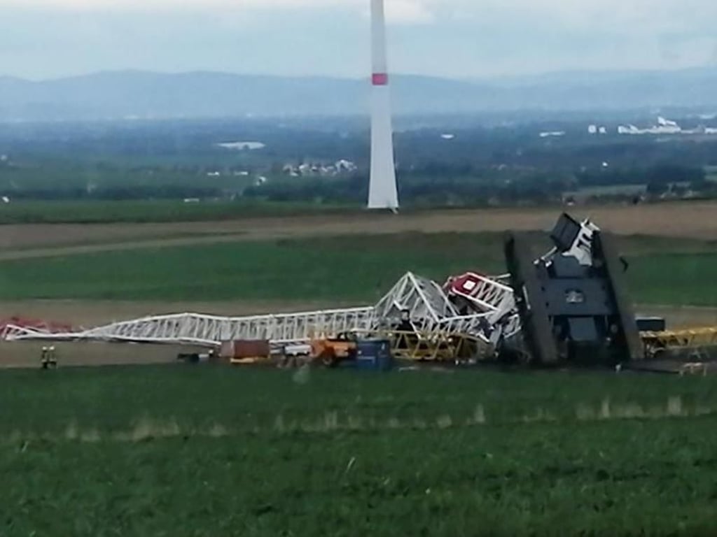 Ein umgestürzter 1200-Tonnen-Kran liegt in einem Windpark inm hessischen Flörsheim. Foto: Polizeipräsidium Mainz