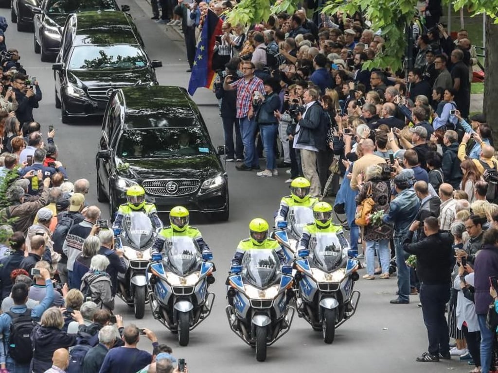 Der Sarg mit der sterblichen Überresten von Helmut Kohl wird durch Ludwigshafen gefahren, damit die Bevölkerung Abschied nehmen kann. Foto: Frank Rumpenhorst
