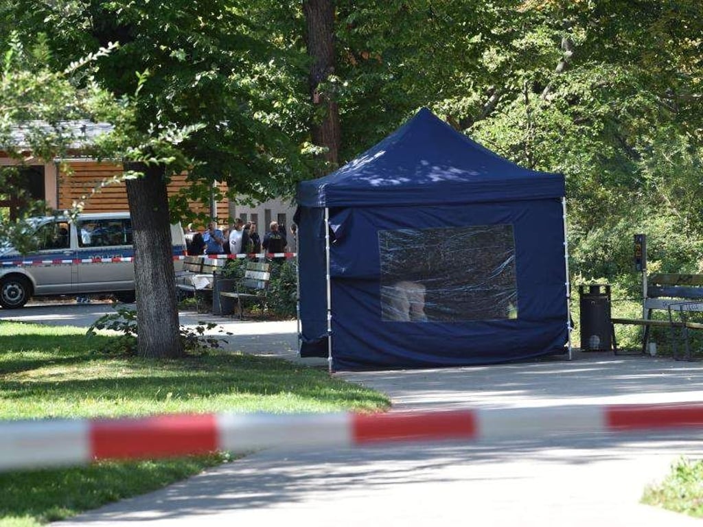 Polizisten sichern in einem Faltpavillon Spuren am Tatort. Foto: Paul Zinken