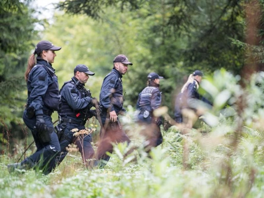 Polizeibeamte durchsuchen ein Waldstück bei Villingendorf. Foto: Sebastian Gollnow