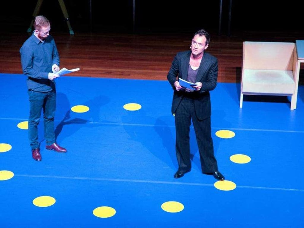 Jude Law (r) auf der Bühne in Amsterdam. Foto: Jan Boeve/Kulturforum.eu