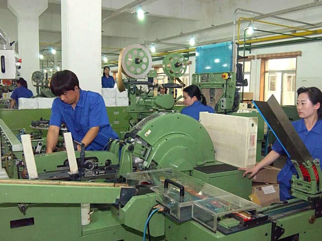 Tabakfabrik in Pjöngjang: Das bitterarme Land ist wirtschaftlich dringend auf seinen Nachbarn China angewiesen. Foto: KCNA/Yonhap