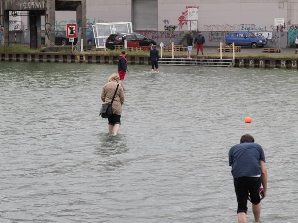 Besucher werden Teil der Installation «On Water» von Ayse Erkmen. Foto: Friso Gentsch