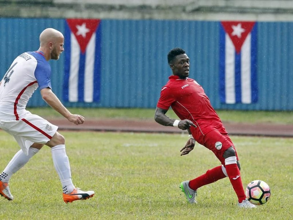 Kubas Arichel Hernandez im Zweikampf mit Michael Bradley. Foto: Ernesto Mastrascusa