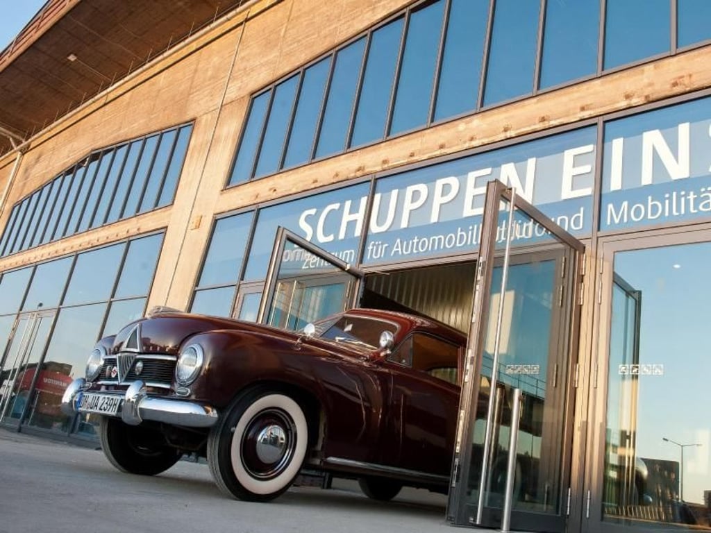 Eingang zum Schuppen Eins - drinnen findet sich ein Oldtimer-Kompetenzzentrum. Foto: Schuppen Eins