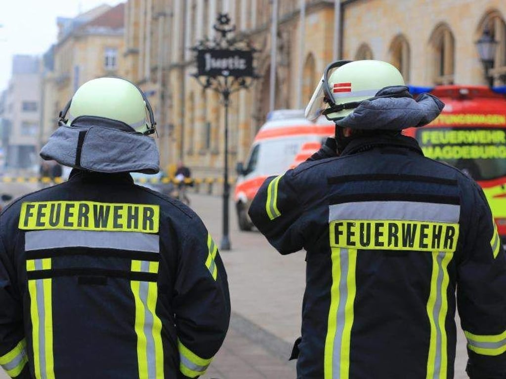 Feuerwehrleute vor dem Justizzentrum in Magdeburg(Sachsen-Anhalt). Foto: Peter Gercke/Archiv