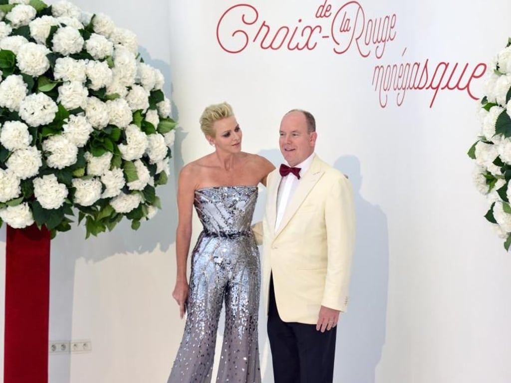 Fürst Albert von Monaco und Fürstin Charlene beim 69. «Monaco Red Cross Ball». Foto: Christian Alminana