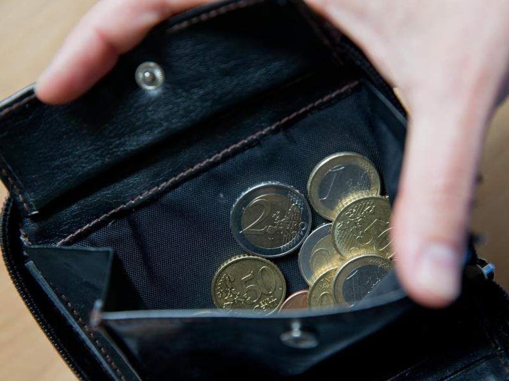 Blick in eine Geldbörse mit Euro-Münzen. Foto: Daniel Karmann/Archiv