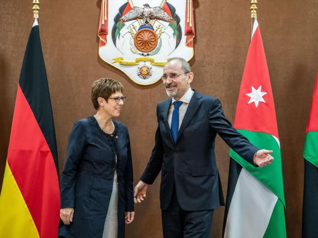 Der jordanische Außenminister Ayman Safadi empfängt Annegret Kramp-Karrenbauer. Foto: Michael Kappeler