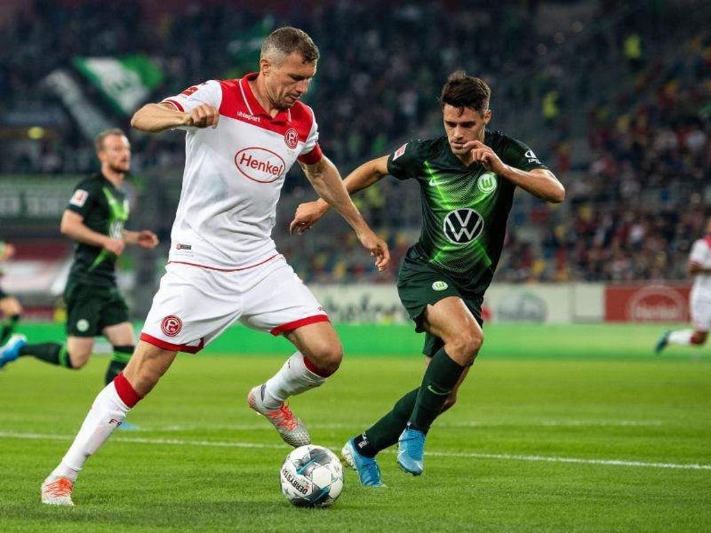 Düsseldorfs Oliver Fink (l) und Wolfsburgs Josip Brekalo kämpfen um den Ball. Foto: Marius Becker