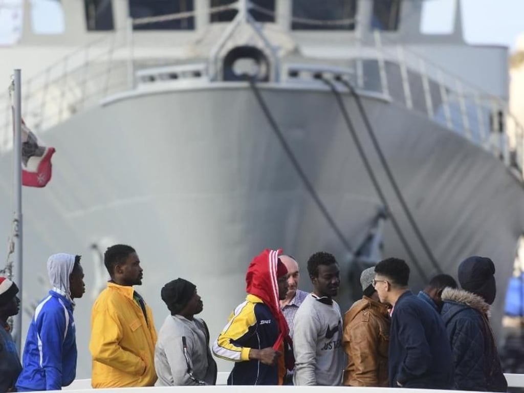 Flüchtlinge im Hafen von Valletta: Malta geht mittlerweile rigoros gegen private Seenotretter vor. Foto: Jonathan Borg/AP