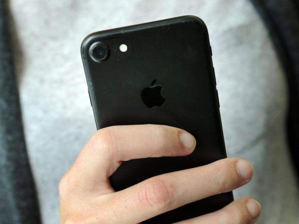 Die Leistungsdrosselung von iPhones kann nun durch den Nutzer selbstständig abgeschaltet werden. Foto: Fernando Gutierrez-Juarez/dpa-Zentralbild/dpa