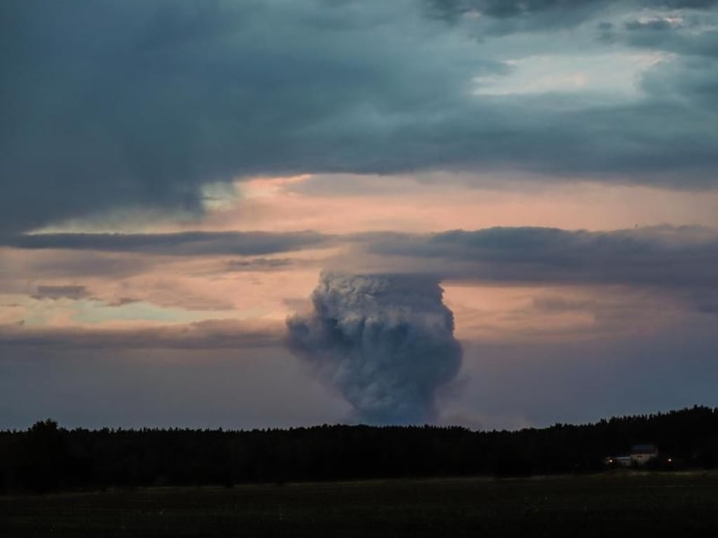 Zwischen Frohnsdorf und Klausdorf in Brandenburg steigen Rauchwolken auf. Foto: Sascha Graf