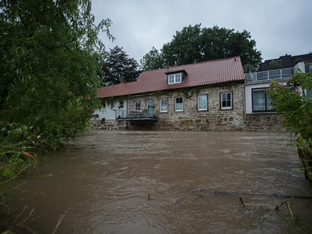 Hildesheim am Ufer des Flusses Innerste: Nach starken Regenfällen hat die Innerste in der Nacht am Pegel Heinde einen Rekordstand erreicht. Foto: Silas Stein
