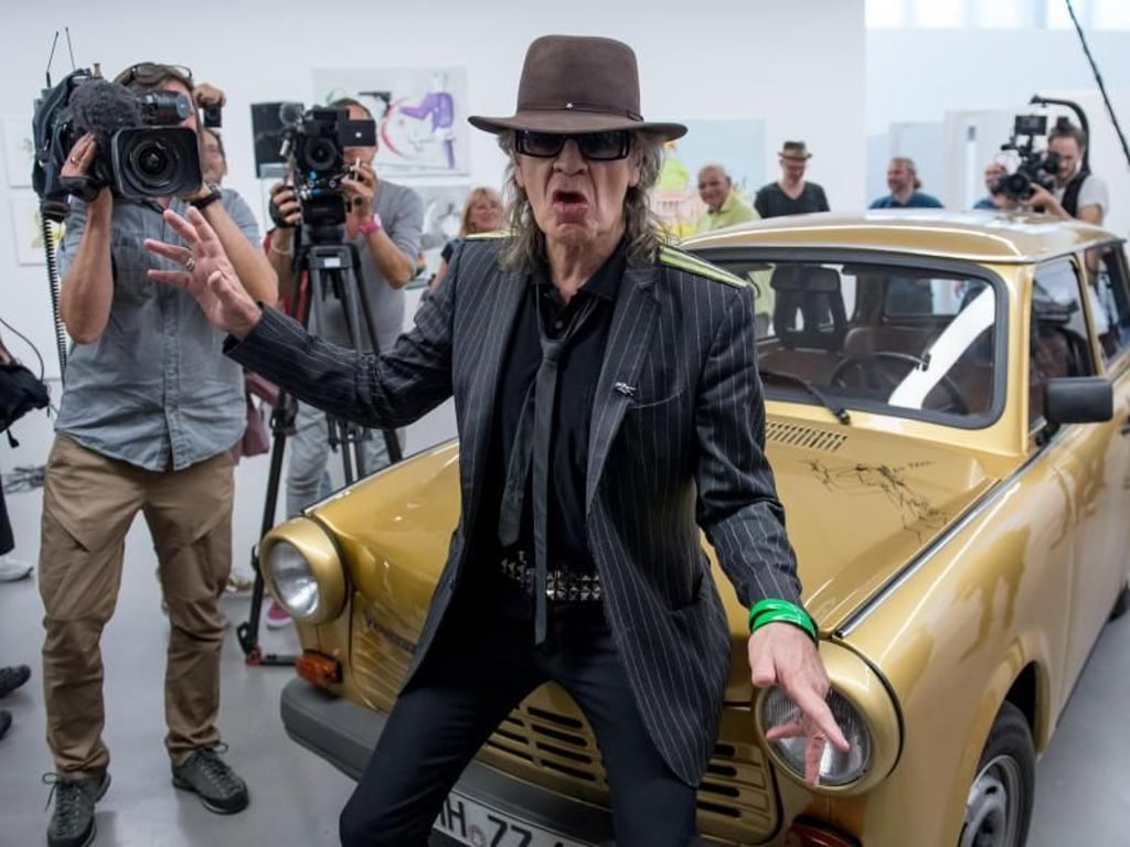 Udo und ein golden lackierter Trabi. Foto: Hendrik Schmidt